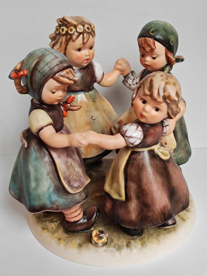 4 dansende meisjes uniek beeld, Verzamelen, Beelden en Beeldjes, Zo goed als nieuw, Hummel, Ophalen of Verzenden