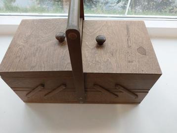 Houten Naaikistje met Inhoud beschikbaar voor biedingen