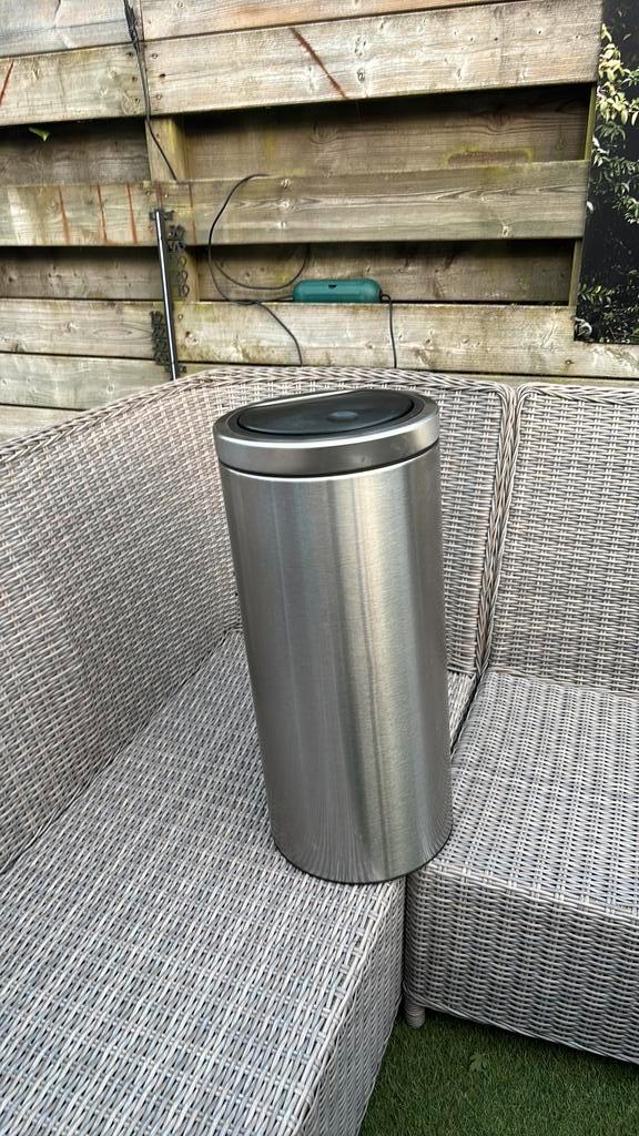 Brabantia touch bin 23-30L geborsteld staal, Huis en Inrichting, Woonaccessoires | Prullenbakken, Zo goed als nieuw, Rvs, 50 tot 75 cm