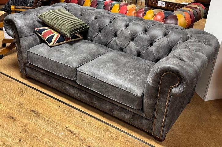 Chesterfield 2 zits bank, Huis en Inrichting, Banken | Bankstellen, Nieuw, Rechte bank, Tweepersoons, 200 tot 250 cm, 75 tot 100 cm