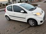 Peugeot 107 apple carplay isofix 1.0 12V 5DR 2012 Wit, Auto's, Peugeot, Voorwielaandrijving, Stof, Zwart, 4 stoelen