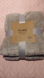 Nieuwe plaids in de kleur taupe. 130x160 cm 2 voor € 25.-, Huis en Inrichting, Woonaccessoires | Plaids en Woondekens, Ophalen of Verzenden