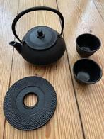 Japanse gietijzeren theepot zwart + kopjes + onderzetter, Overige materialen, Overige typen, Ophalen of Verzenden, Zo goed als nieuw