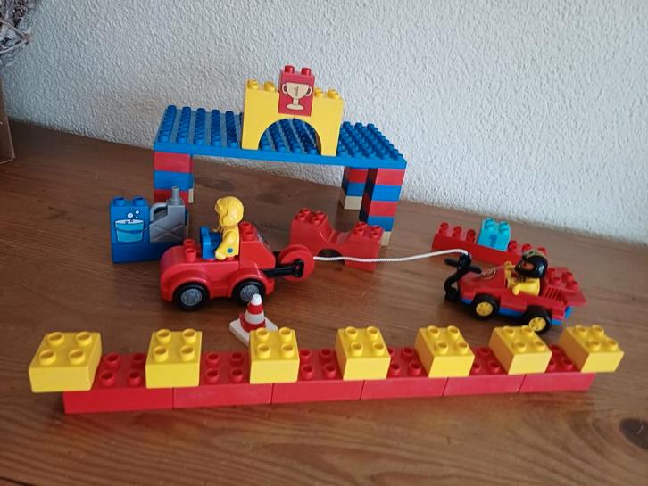 Duplo formule 1 met pitstraat en veel accessoires, Kinderen en Baby's, Speelgoed | Duplo en Lego, Zo goed als nieuw, Duplo, Ophalen of Verzenden