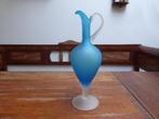 Sierlijke matglazen karaf in blauw, 38 cm., Antiek en Kunst, Antiek | Glas en Kristal, Ophalen of Verzenden
