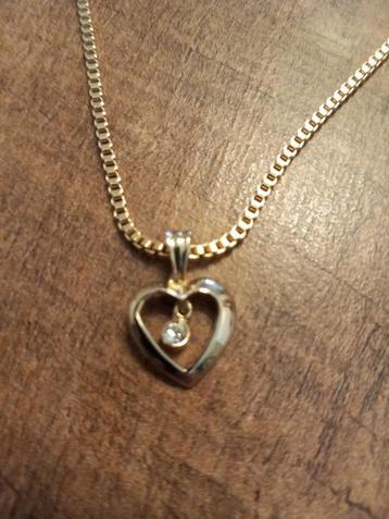 goud kleurige ketting met een hanger beschikbaar voor biedingen