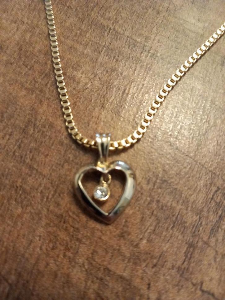 goud kleurige ketting met een hanger, Sieraden, Tassen en Uiterlijk, Kettingen, Zo goed als nieuw, Overige materialen, Goud, Met hanger