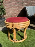 Rotan manou vintage retro voetenbankje - krukje poef rood, Tuin en Terras, Tuinsets en Loungesets, Ophalen of Verzenden, Zo goed als nieuw