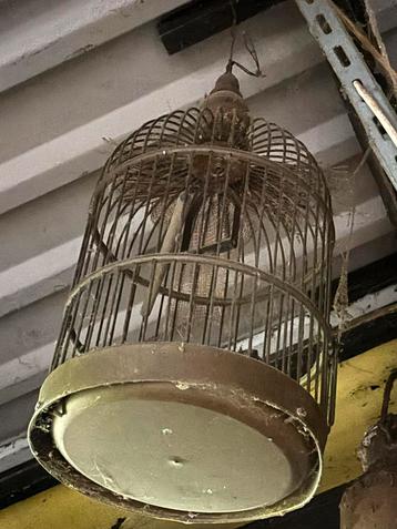 Antieke koperen vogelkooi beschikbaar voor biedingen