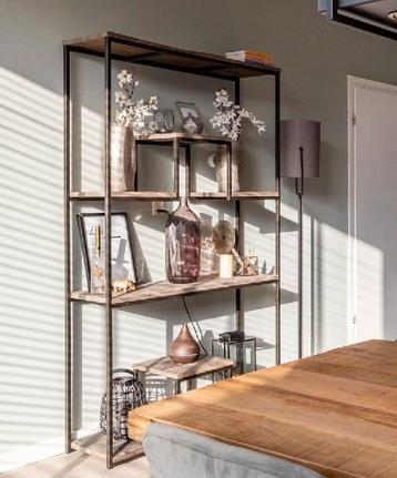 Industriële Boekenkast met Metalen Frame beschikbaar voor biedingen