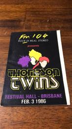 Thompson twins promo pas sticker Brisbane, Verzamelen, Muziek, Artiesten en Beroemdheden, Foto of Kaart, Ophalen of Verzenden