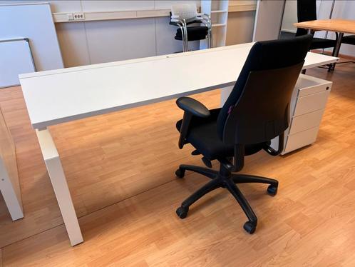 Wit bureau (2 stuks), Huis en Inrichting, Bureaus, Zo goed als nieuw, Ophalen