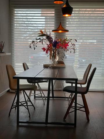 Zwarte eettafel met houten blad en gespoten zwarte onderstel