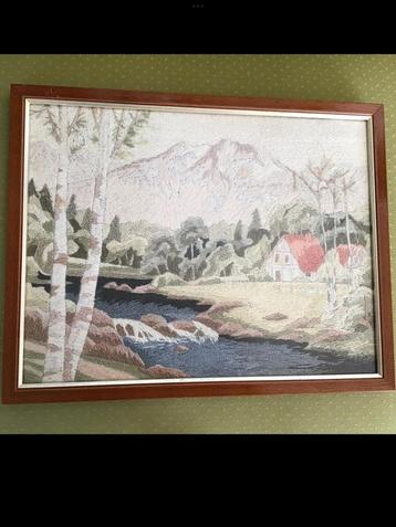 Schilderij v borduurzijde, borduurwerk berglandschap, rivier