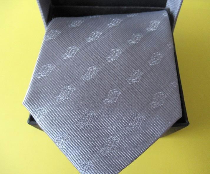 splinternieuwe zijden stropdas in geschenkdoos met LOGO, Kleding | Heren, Stropdassen, Nieuw, Blauw, Ophalen of Verzenden