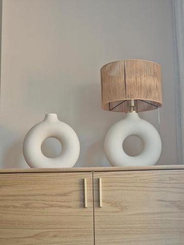 Donutlamp en vaas van H&M beschikbaar voor biedingen