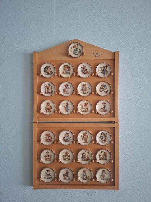 Verzameling van 25 Hummel bordjes op origineel wandrek., Verzamelen, Complete verzamelingen en Collecties, Ophalen