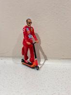Lewis Hamilton figuur Scuderia Ferrari 1:43, Hobby en Vrije tijd, Figures, Groter dan 1:35, Nieuw, Ophalen of Verzenden