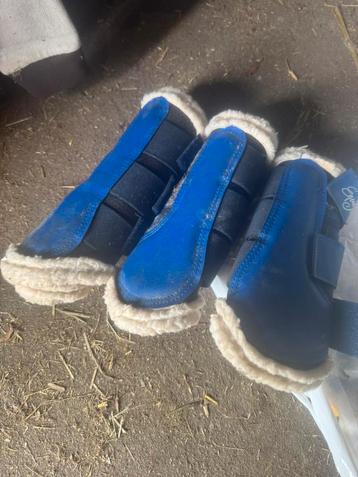 Blauw setje beschikbaar voor biedingen