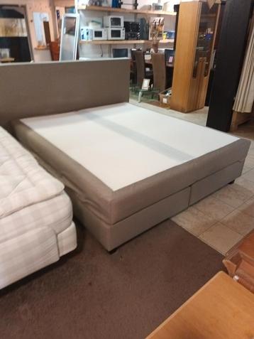 Mooie boxspring 180 bij 2 meter beschikbaar voor biedingen