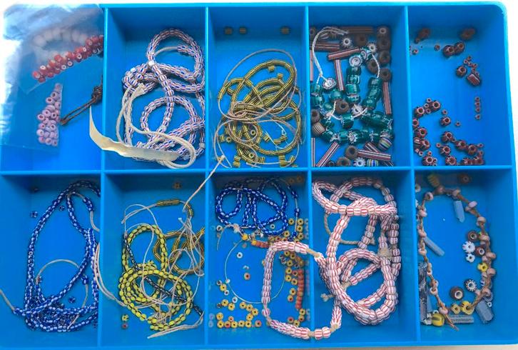 Tiny trade beads mini handelskralen, Sieraden, Tassen en Uiterlijk, Antieke sieraden, Overige typen, Overige materialen, Ophalen of Verzenden