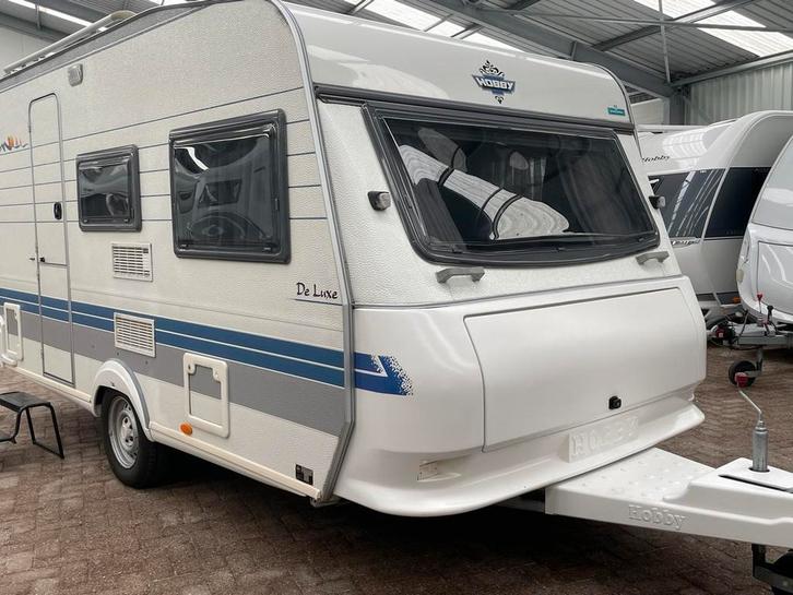 Hobby 440 De Luxe, Caravans en Kamperen, Caravans, Particulier, tot en met 4, 750 - 1000 kg, Treinzit, Hobby, Omvormbare zithoek