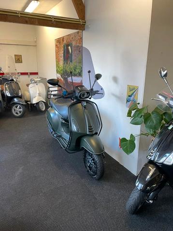 Vespa Sprint 50 IGET E4 // 2018 // Army Green // Brom 45KM beschikbaar voor biedingen