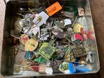 Sigarendoosje met oude soeldjes, Verzamelen, Speldjes, Pins en Buttons, Gebruikt, Ophalen, Overige onderwerpen