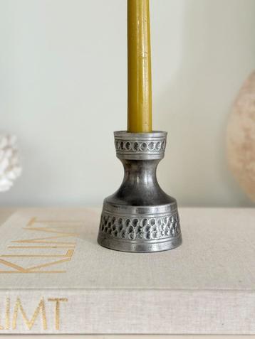 Mid-Century vintage Noorse tinnen kandelaar beschikbaar voor biedingen