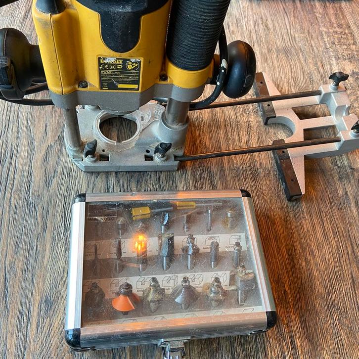 Dewalt Bovenfrees met 23 frezen, Doe-het-zelf en Verbouw, Gereedschap | Freesmachines, Gebruikt, Elektrisch, Bovenfrees, Ophalen of Verzenden