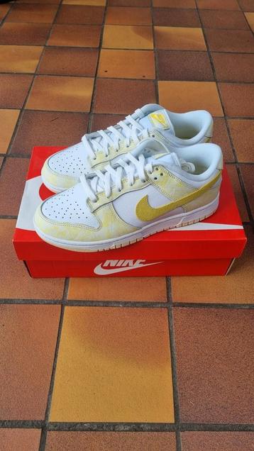 Nike Dunk low - Yellow strike beschikbaar voor biedingen