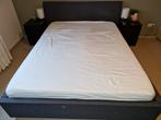 Bed 1.60x2.10 grijze stof met lattenbodem, Ophalen, Gebruikt, 210 cm, Tweepersoons