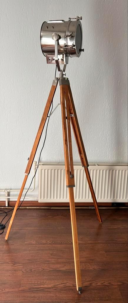 Industriële lamp op statief Eyecatcher voor elk interieur, Huis en Inrichting, Lampen | Vloerlampen, Zo goed als nieuw, 150 tot 200 cm