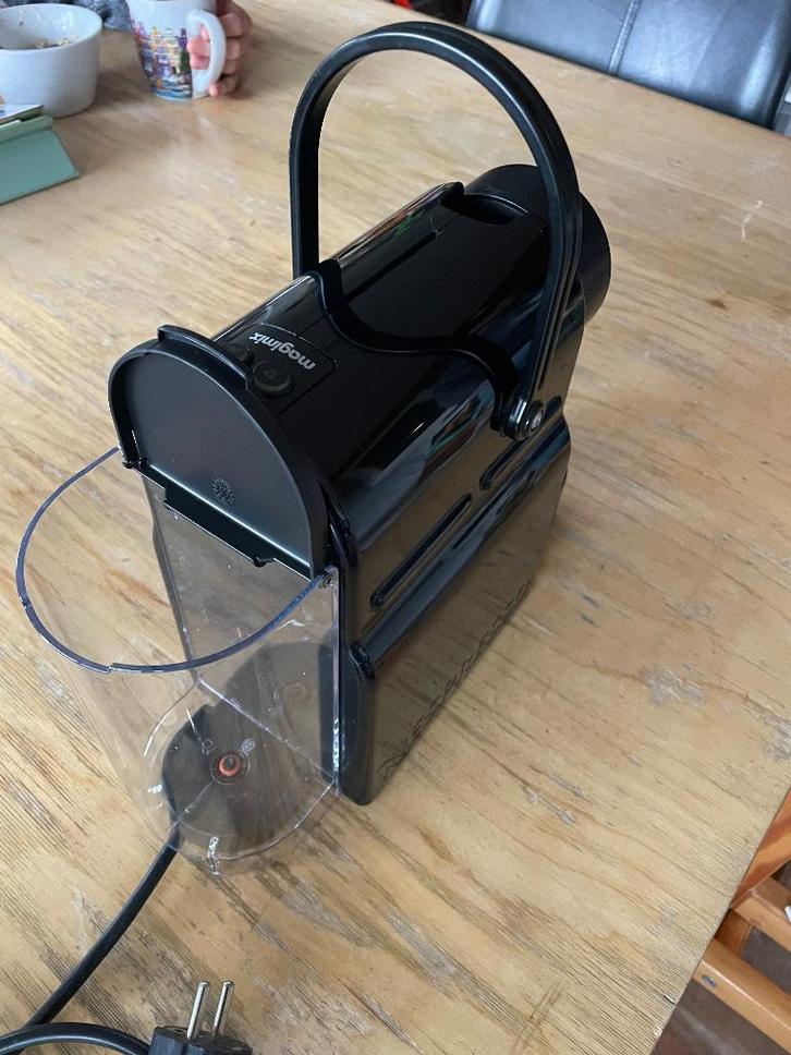 Magimix Nespresso Inissia Black – Zo goed als nieuw!, Witgoed en Apparatuur, Koffiezetapparaten, Gebruikt, Koffiepads en cups