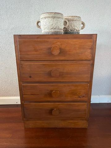 Vintage ladekastje of halkastje met grote knoppen beschikbaar voor biedingen