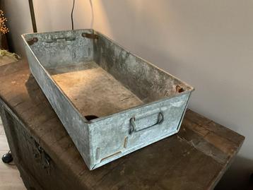 Stoere industriele metalen opbergbak beschikbaar voor biedingen