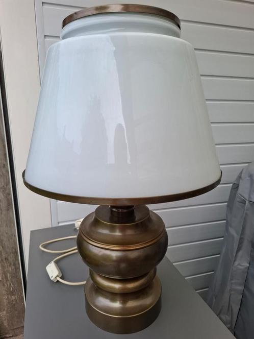Stijlvolle tafellamp met bronzen voet en glazen kap, Huis en Inrichting, Lampen | Tafellampen, Zo goed als nieuw, Minder dan 50 cm
