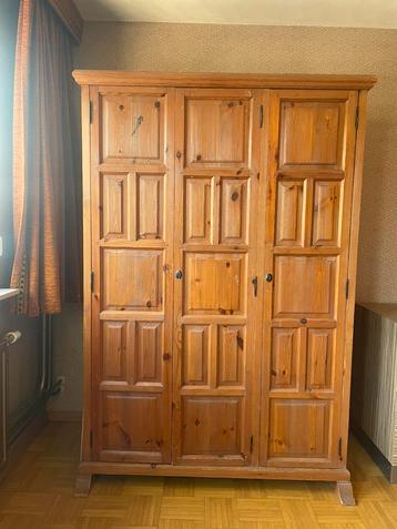Vintage antieke houten kledingkast beschikbaar voor biedingen