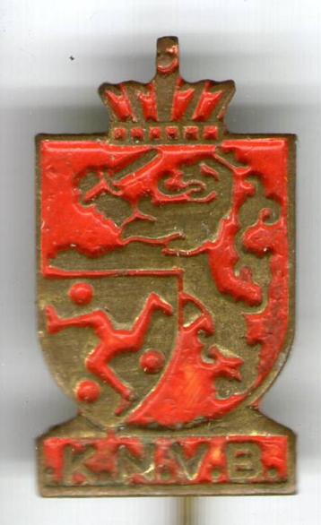 K.N.V.B. KBVB rood op koper voetbalbond speldje ( Z_226 ) beschikbaar voor biedingen