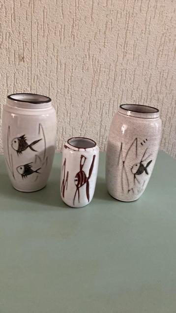 Vazen met maanvissen beschikbaar voor biedingen