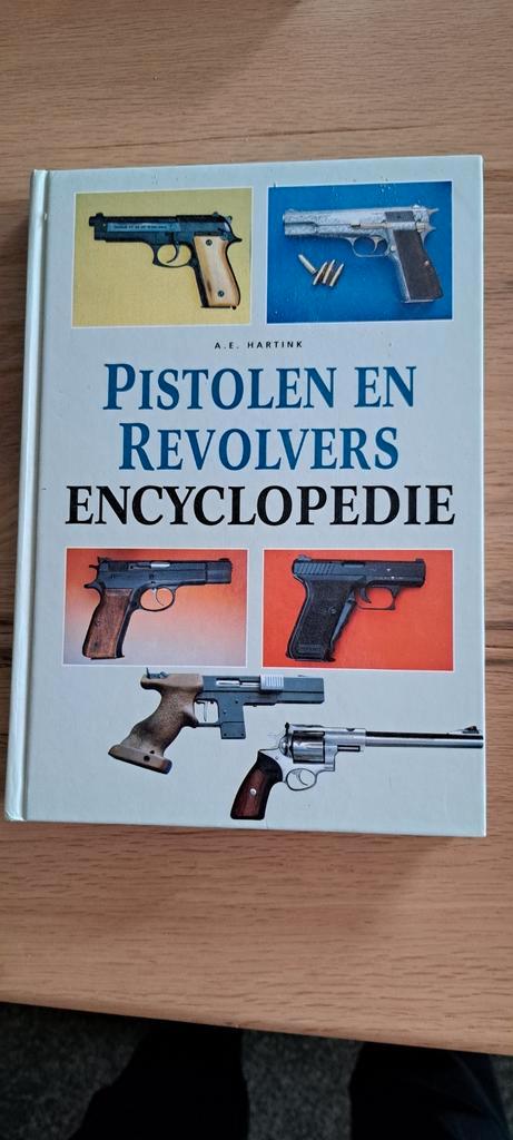 Geillustreerde pistolen en revolvers encyclopedie, Boeken, Overige Boeken, Zo goed als nieuw, Ophalen of Verzenden