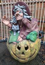 Halloween decoratie heks op pompoen beeld - aardewerk - 35cm, Ophalen, Halloween of Griezel