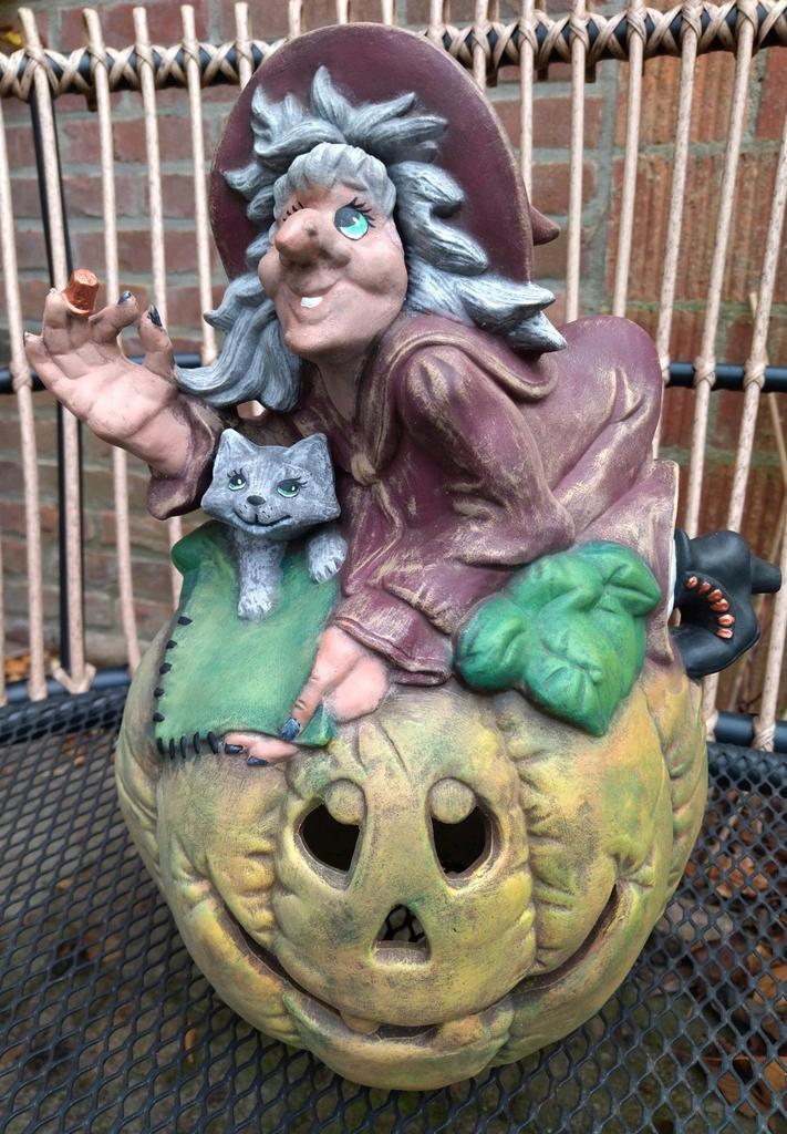 Halloween decoratie heks op pompoen beeld - aardewerk - 35cm, Hobby en Vrije tijd, Feestartikelen, Halloween of Griezel, Ophalen