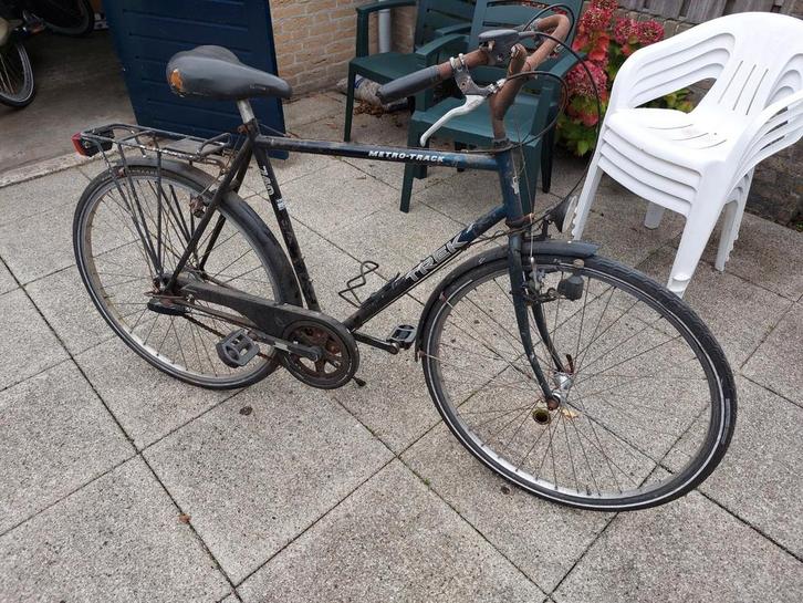 T.K. Werkende oude fiets voor bij het station o.i.d., Fietsen en Brommers, Fietsen | Oldtimers, Ophalen