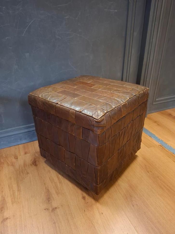 Vintage patchwork lapjes poef voetenbankje leer hocker, Huis en Inrichting, Banken | Voetenbanken en Poefen, Zo goed als nieuw