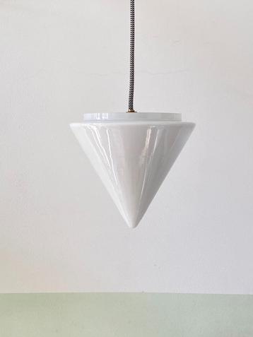 Art deco hanglamp opaline glas, conische kap, Antiek Ca 1920 beschikbaar voor biedingen