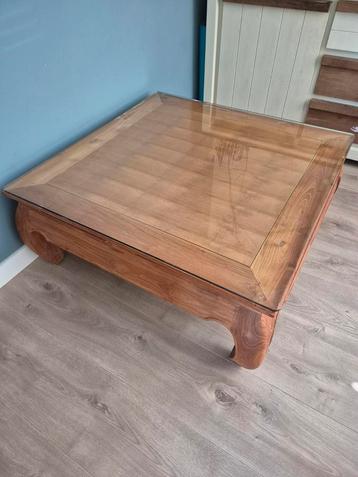 Teak tafel met glasplaat.  beschikbaar voor biedingen