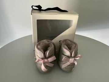 laarsjes, merk UGG , maat S, 6-12 mnd beschikbaar voor biedingen