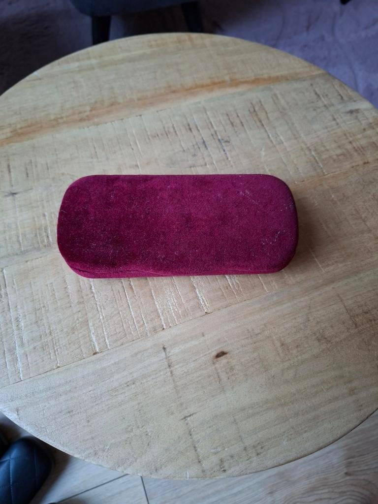 Gucci koker origineel bordeaux rood, Sieraden, Tassen en Uiterlijk, Zonnebrillen en Brillen | Dames, Ophalen of Verzenden, Zo goed als nieuw