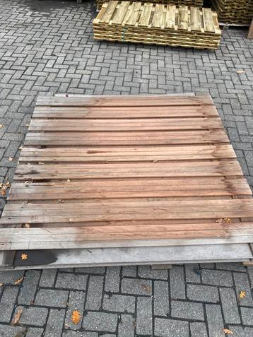 Opruiming! 4 stuks Hardhout 21 planks 180x180 horizontaal beschikbaar voor biedingen